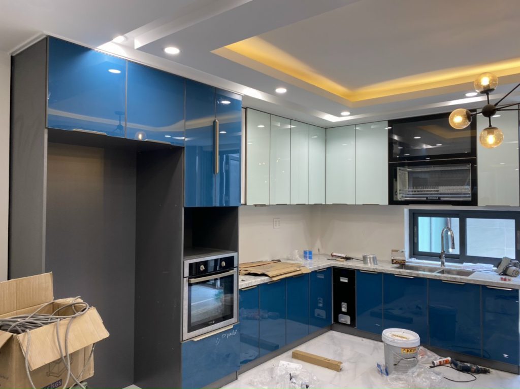 Những lợi ích khi lắp đặt tủ bếp cánh kính